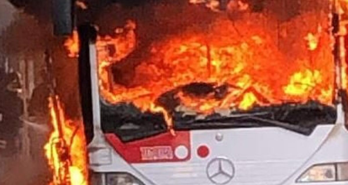 Trasporto pubblico: another Bus on fire